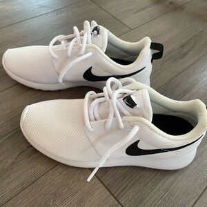 Nike Roshe Tennis Shoe Size 6 New